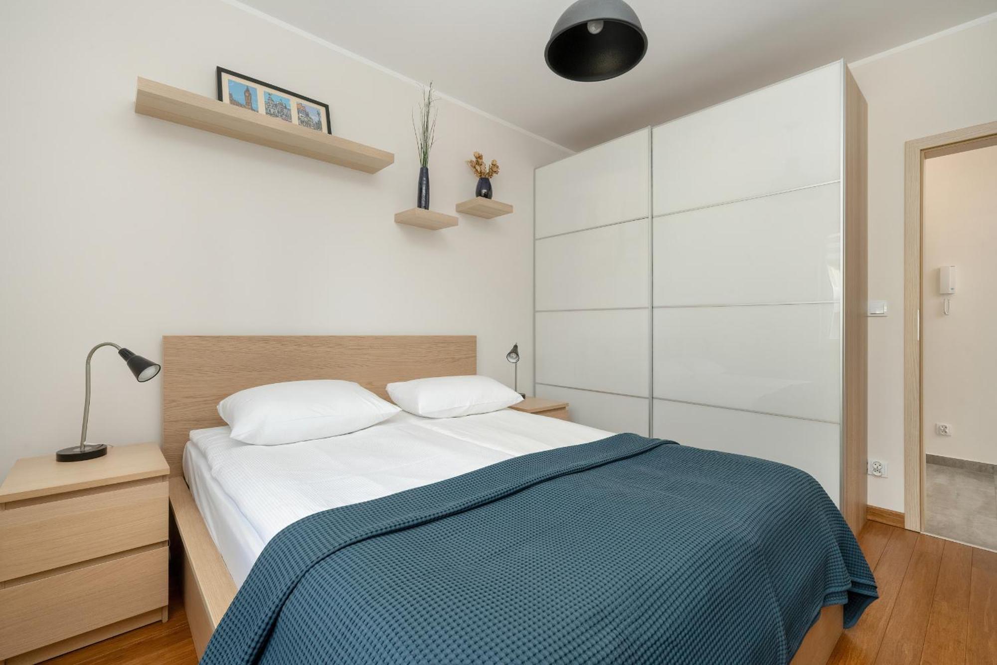 One Bedroom Apartment Nadodrze With Free Garage Wroclaw By Noclegi Renters Exteriér fotografie